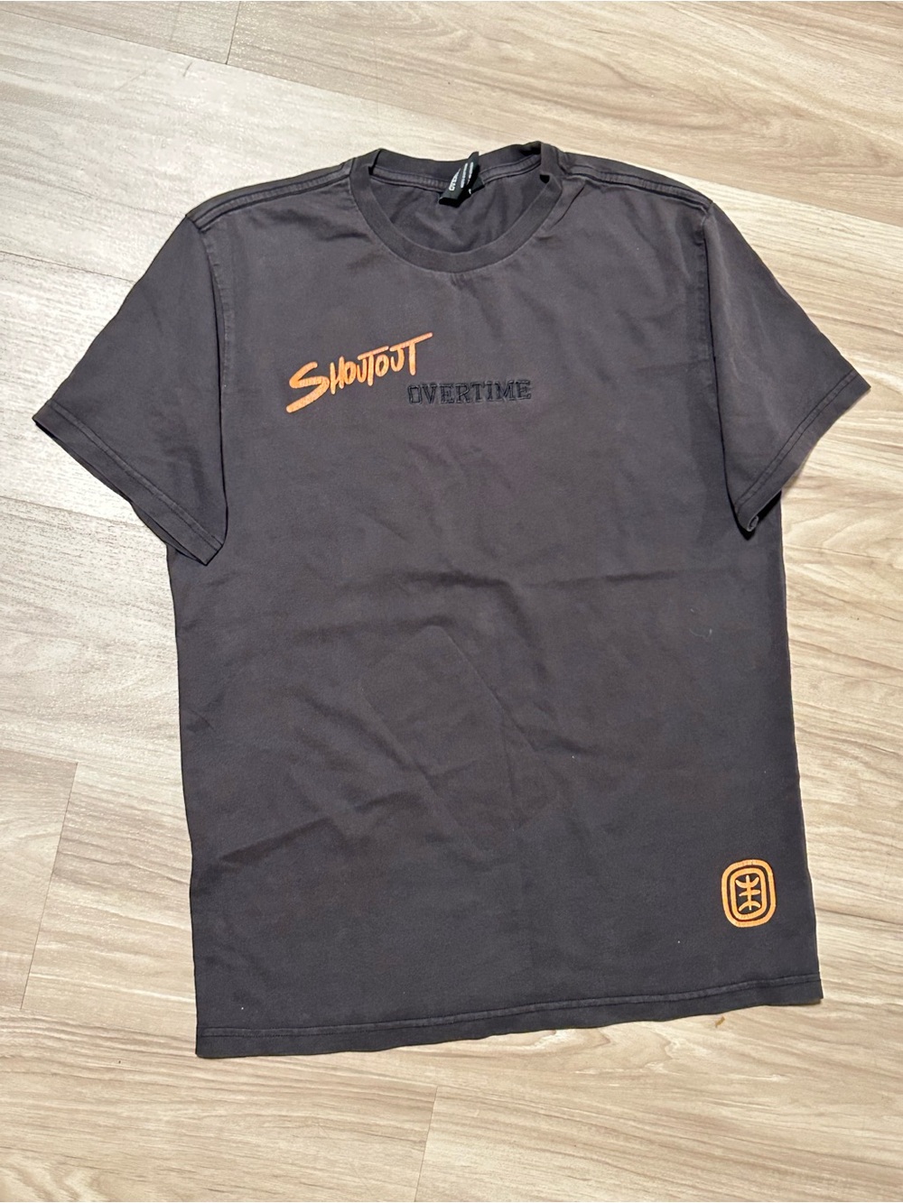 Overtime Washed Black Orange Shoutout Graphic Embroidered T-Shirt Size S